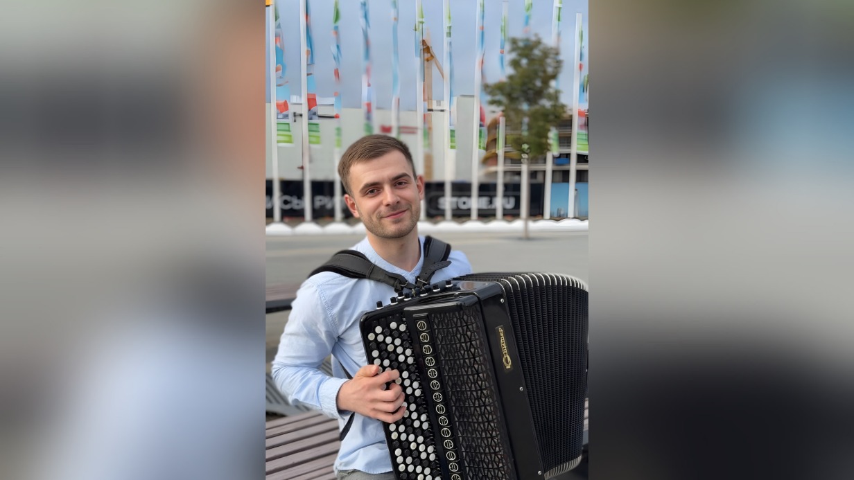 Выпускник Гнесинки Сергей Данилькевич играет на встречах с горожанами разную музыку, но без народных песен ни один такой вечер не обходится