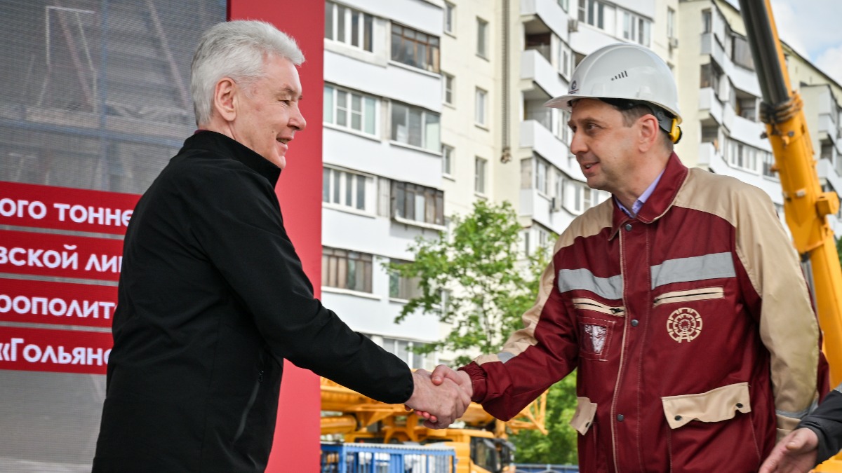 21 июля. Мэр Москвы Сергей Собянин, принимая участие в церемонии завершения проходки правого перегонного тоннеля между станциями «Щелковская» и «Гольяново», поблагодарил исполнительного директора компании-подрядчика Дмитрия Рубинчика (справа) и других строителей за проделанную работу