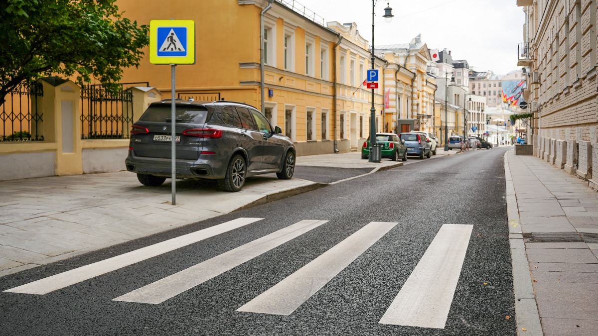 Специалисты обновили асфальт в Калашном переулке в Москве