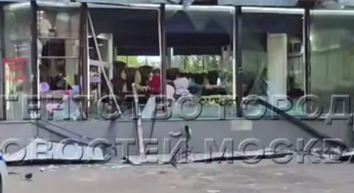 Экскаватор разбил ковшом витрину цветочного магазина на улице Коштоянца в Москве 22 июля 2026 года: фото