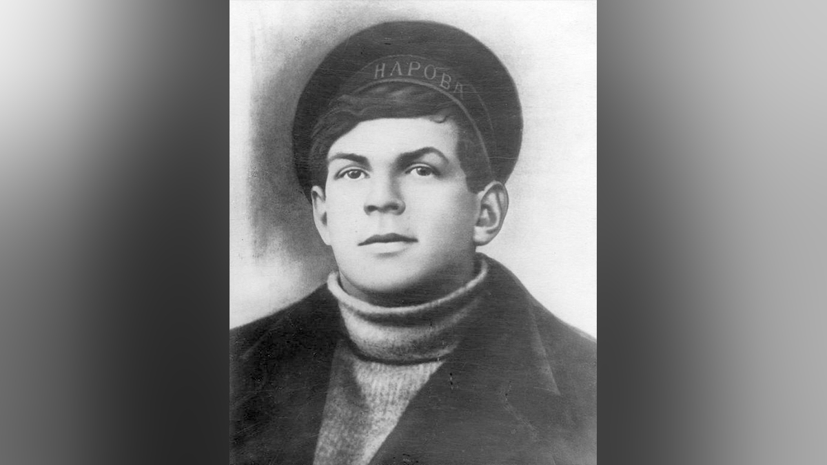 От кочегара до революционера: почему Анатолий Железняков в 24 года вошел в учебники истории