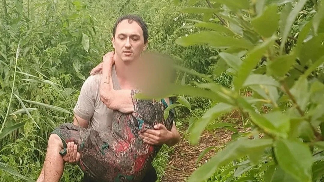 Полицейский в Нижнем Новгороде спас жизнь пенсионерке, вытащив ее из болота