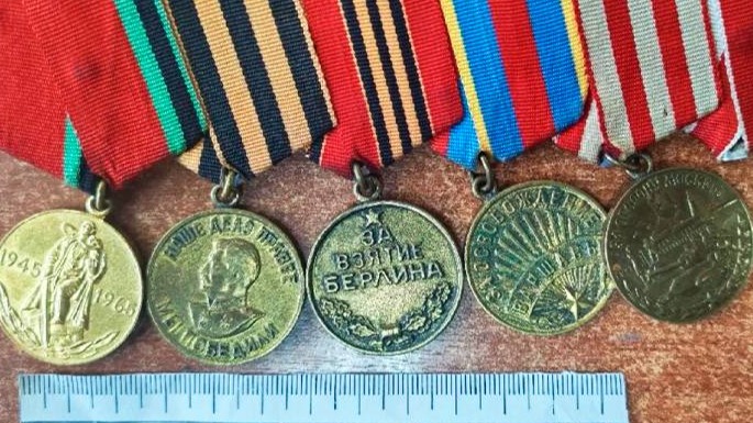Школьник из Москвы отдал лжесиловику боевые награды своего предка