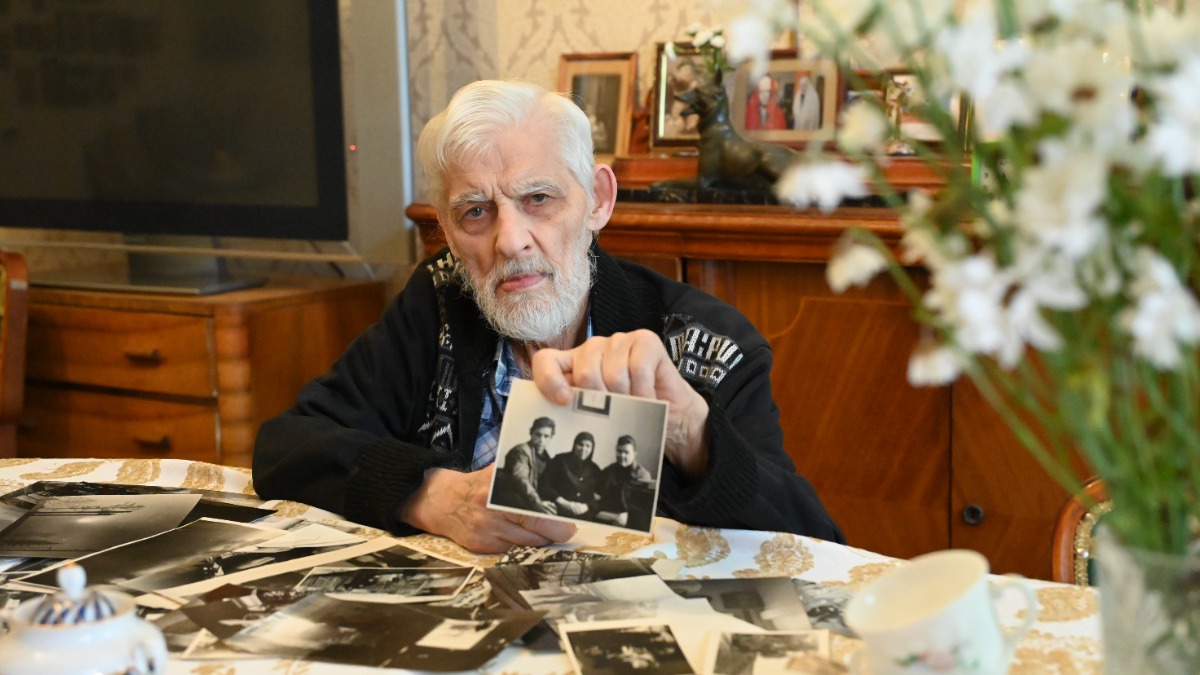 20 июля. Юрий Григорьев показывает снимок: мать Шукшина в гостях у него и его супруги Рениты, он сделан в один из ее приездов в Москву на могилу сына