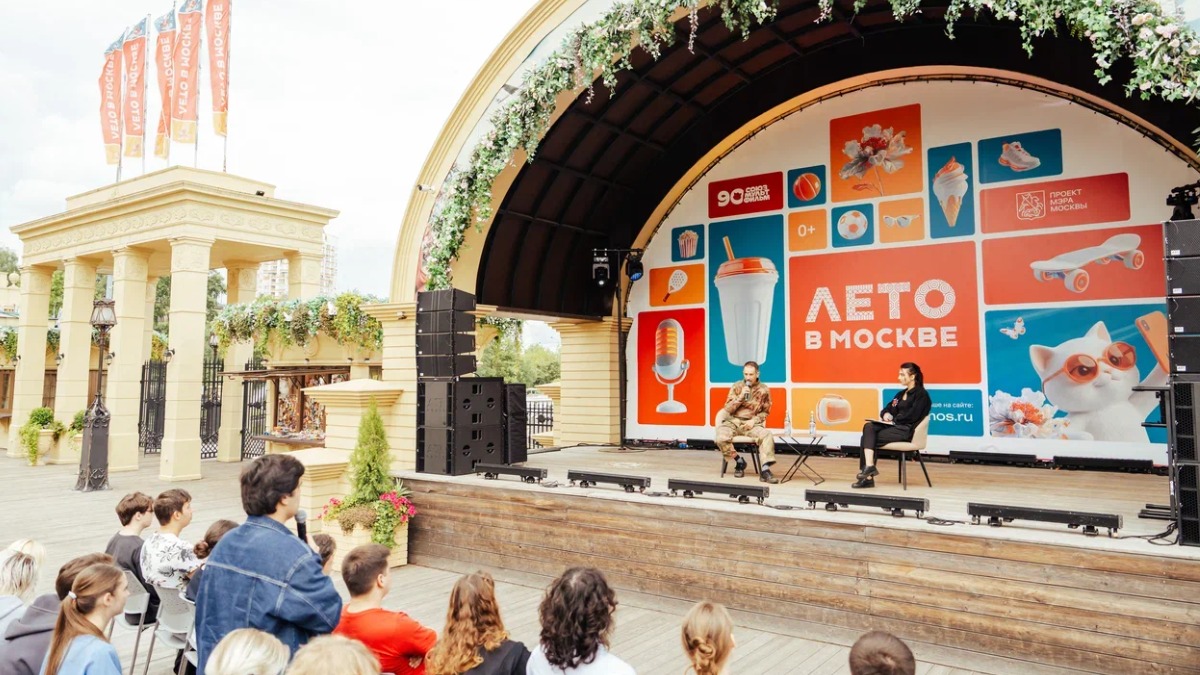 Участник СВО Федосов встретился с молодежью на площадке проекта «Лето в Москве»