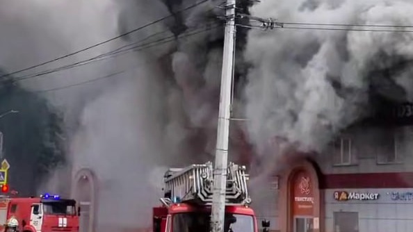 Частный дом и торговый центр загорелись в подмосковном Раменском