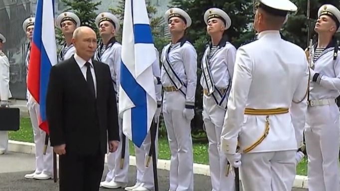 Путин традиционно посетил Адмиралтейство в Санкт-Петербурге в День ВМФ