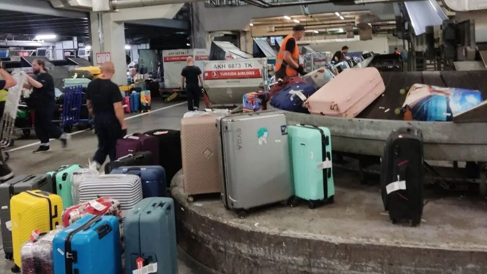 Аэропорт Внуково работает над поломкой багажной ленты, вызвавшей задержку рейсов