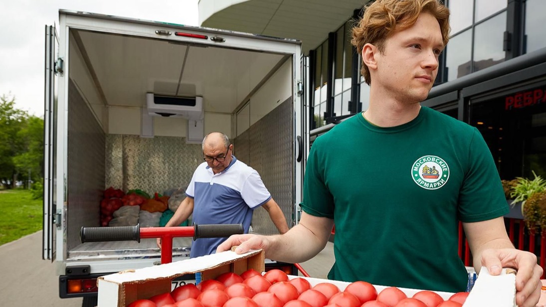 Участники московских ярмарок передали нуждающимся более тонны продуктов