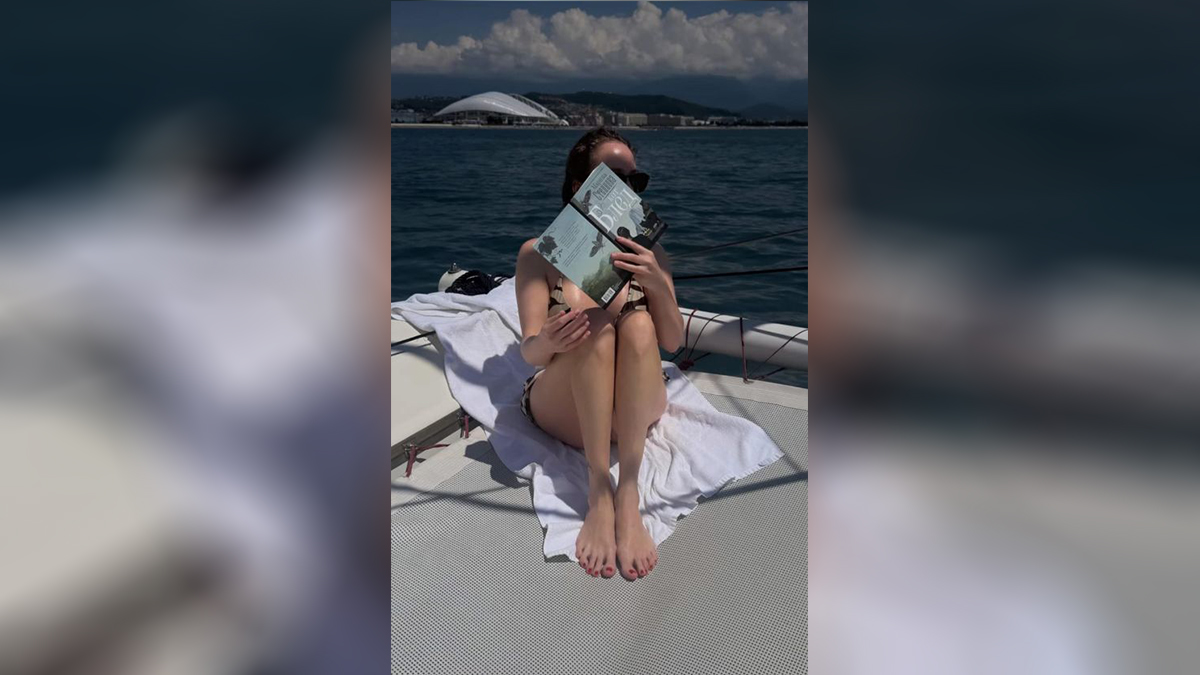 Актриса Аглая Тарасова снялась в бикини во время отдыха на яхте в Сочи