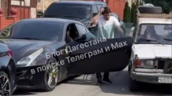 Старые «жигули» протаранили Ferrari в Дагестане 