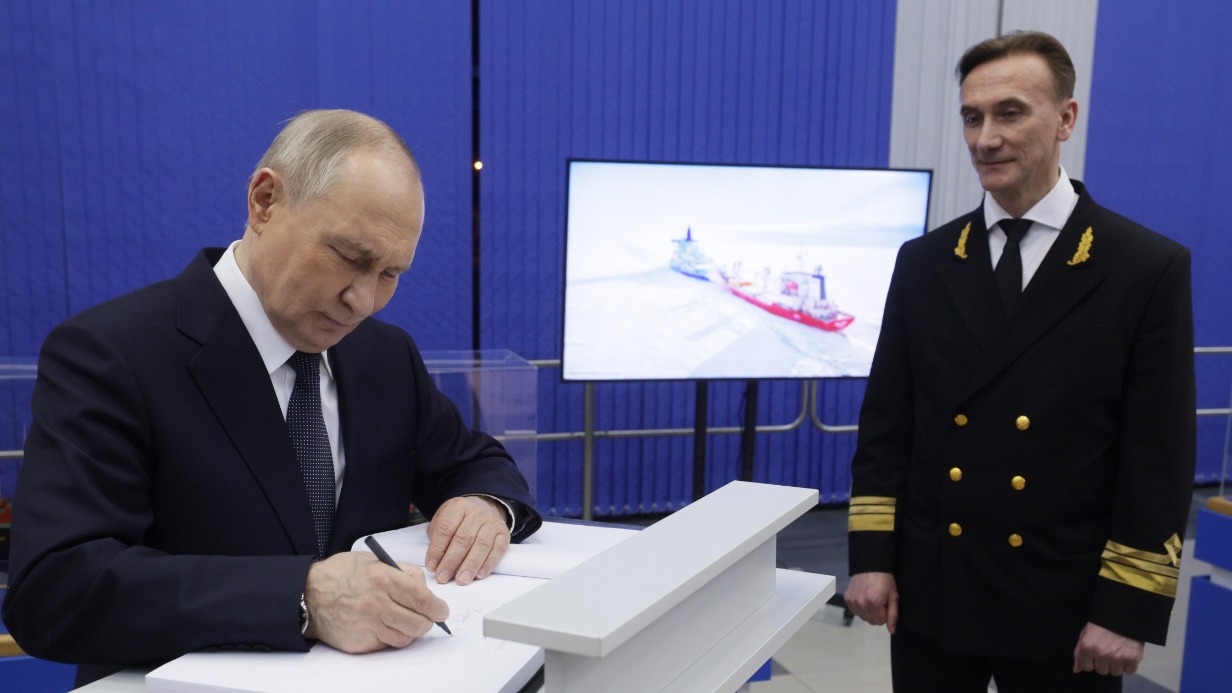 Президент Российской Федерации Владимир Путин в присутствии исполняющего обязанности генерального директора (ныне — гендиректора) ФГУП «Атомфлот» Якова Антонова оставляет памятную запись в книге почетных посетителей во время посещения Штаба морских операций, осуществляющих сопровождение безопасного судоходства на Северном морском пути