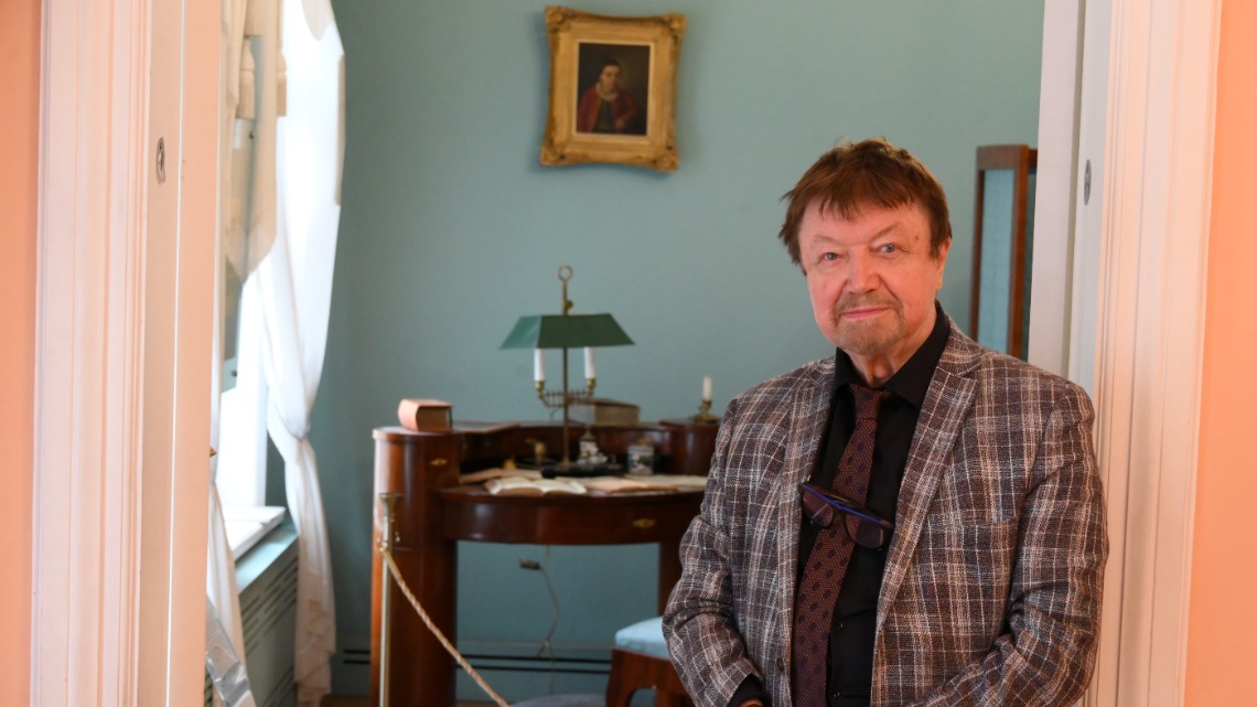 Народный художник России Валерий Малолетков впервые посещает Дом-музей М. Ю. Лермонтова, где разместили картину Ксении Гаус «Кавказ»