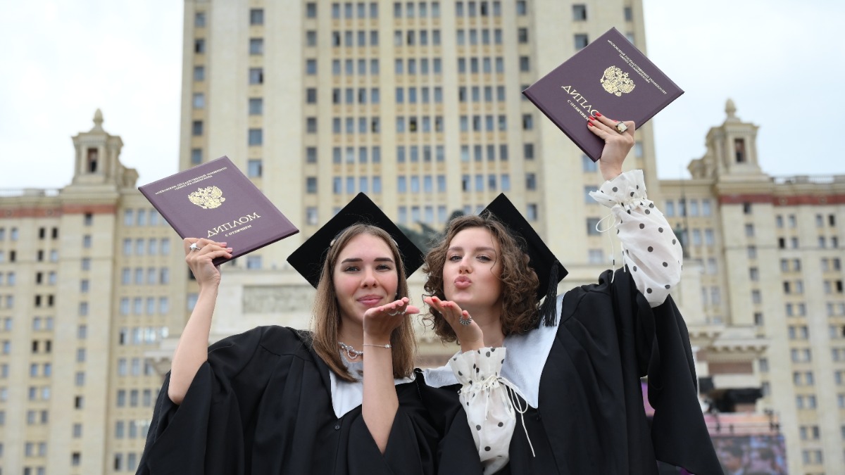 Выпускницы МГУ София Лысова (слева) и Варвара Сафронова