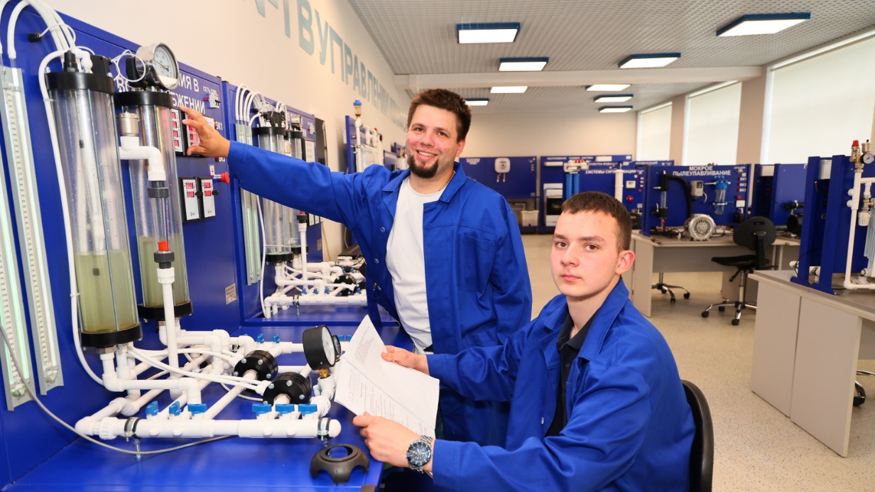 Мастер производственного обучения Московского колледжа архитектуры и градостроительства Роман Сахаров и абитуриент Артемий Иванько на дне открытых дверей