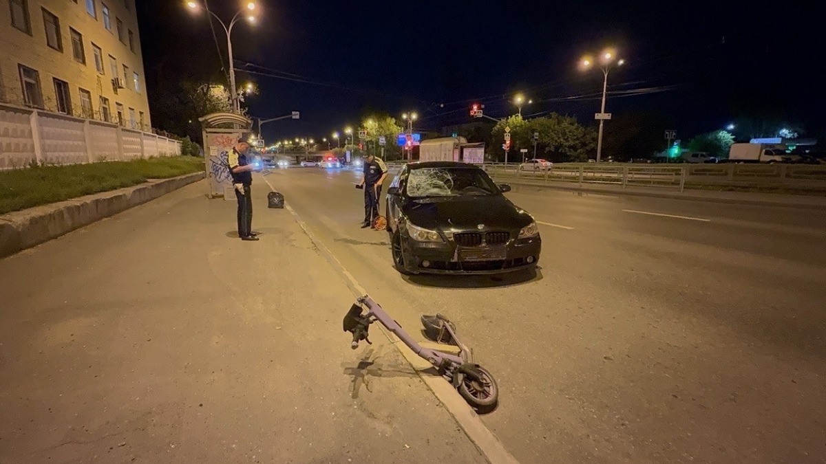 Подросток на электросамокате врезался в BMW и попал в реанимацию в Екатеринбурге