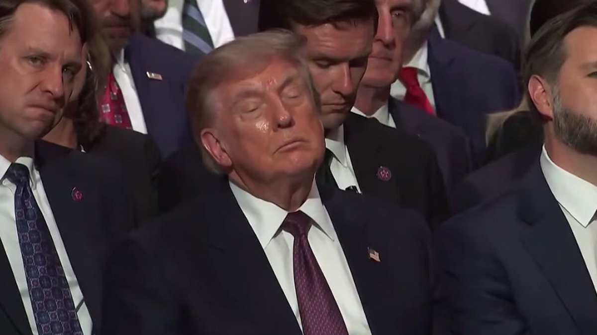 Дональд Трамп уснул на похоронах сенатора Грэма*