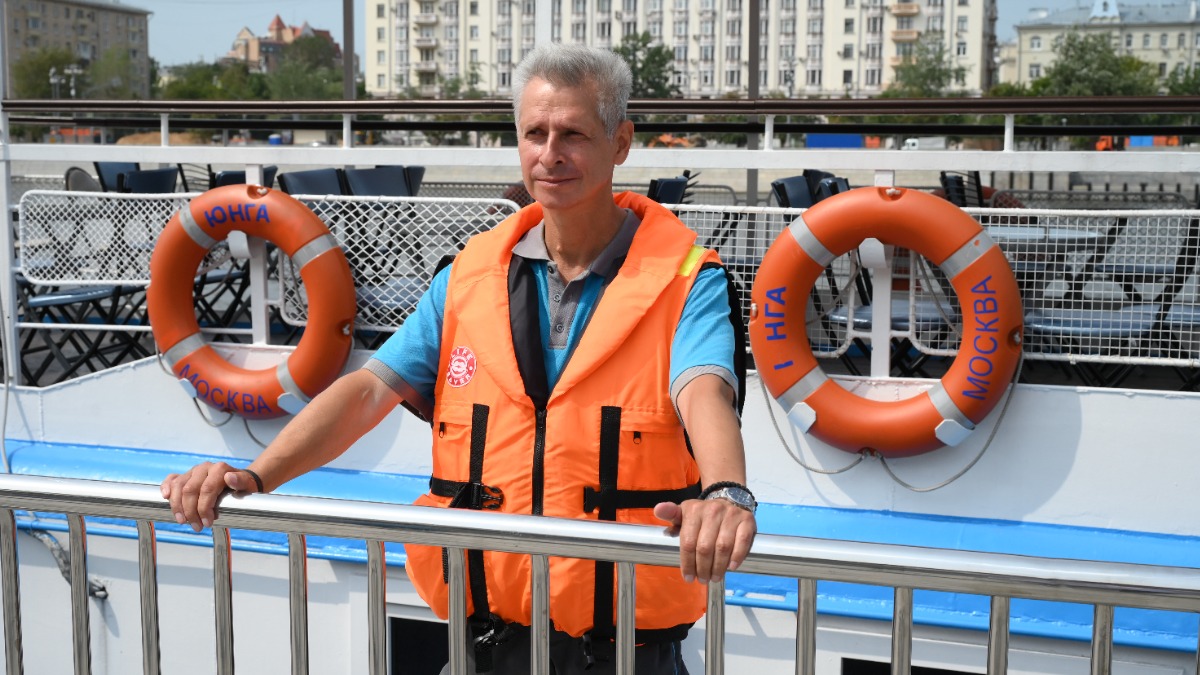 28 июля. Матрос службы ЦОДД Юрий Сидоров на причале «Парк Горького — 2»