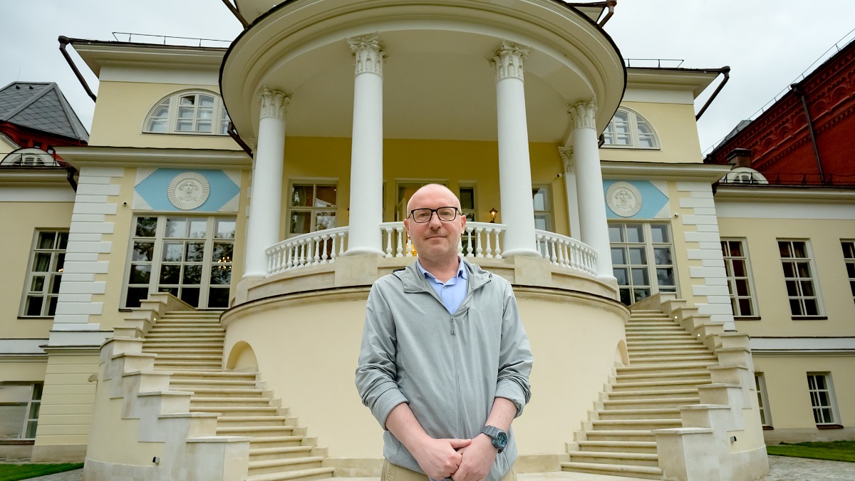 Историк Сергей Несвитский рядом с отреставрированной усадьбой Покровское- Стрешнево