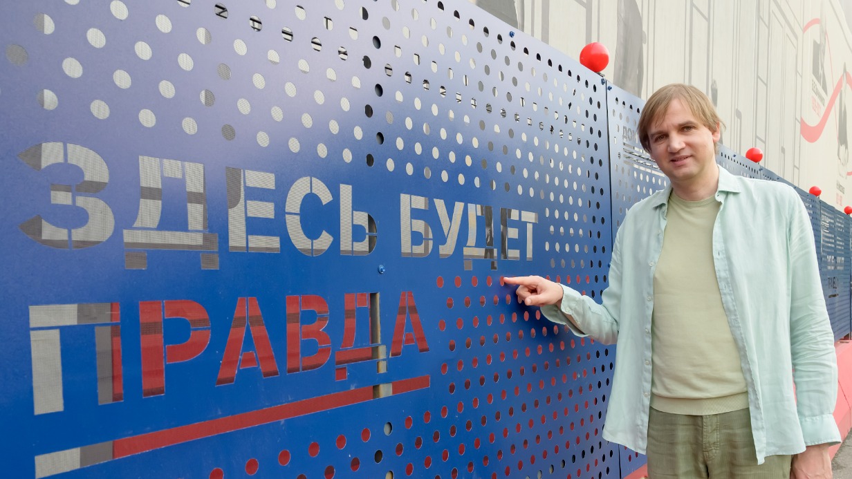Управляющий партнер проекта Олег Дедков у здания комбината газеты «Правда» рассказывает о ходе масштабных реставрационных работ
