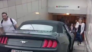 Mustang вылетел на лестницу у выхода из метро «Домодедовская» после ДТП