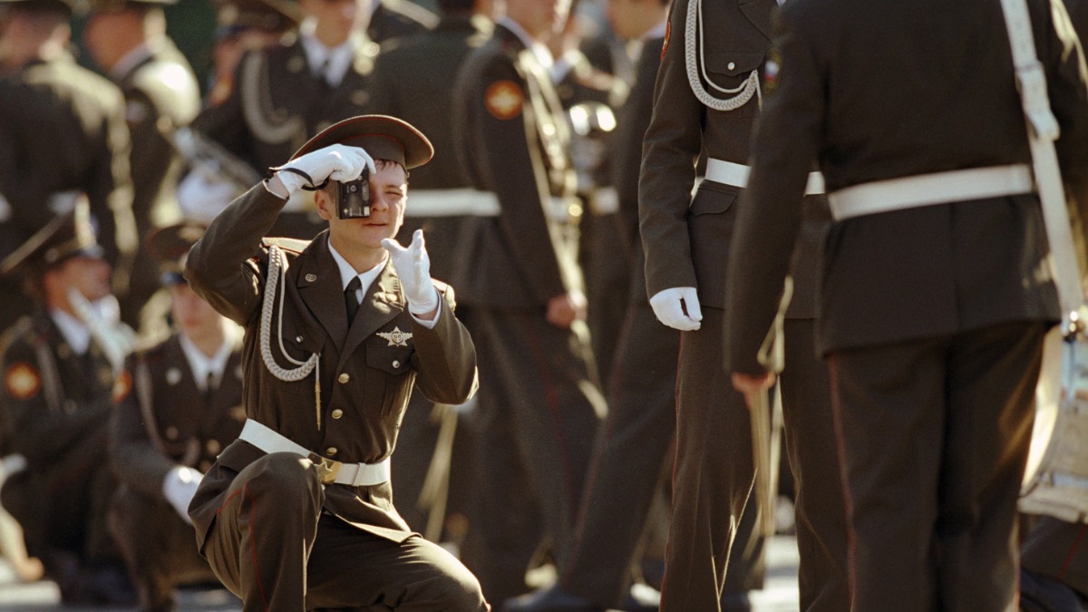 9 мая 2002 года. Музыкант фотографирует участников парада, посвященного 57-й годовщине Победы в Великой Отечественной войне