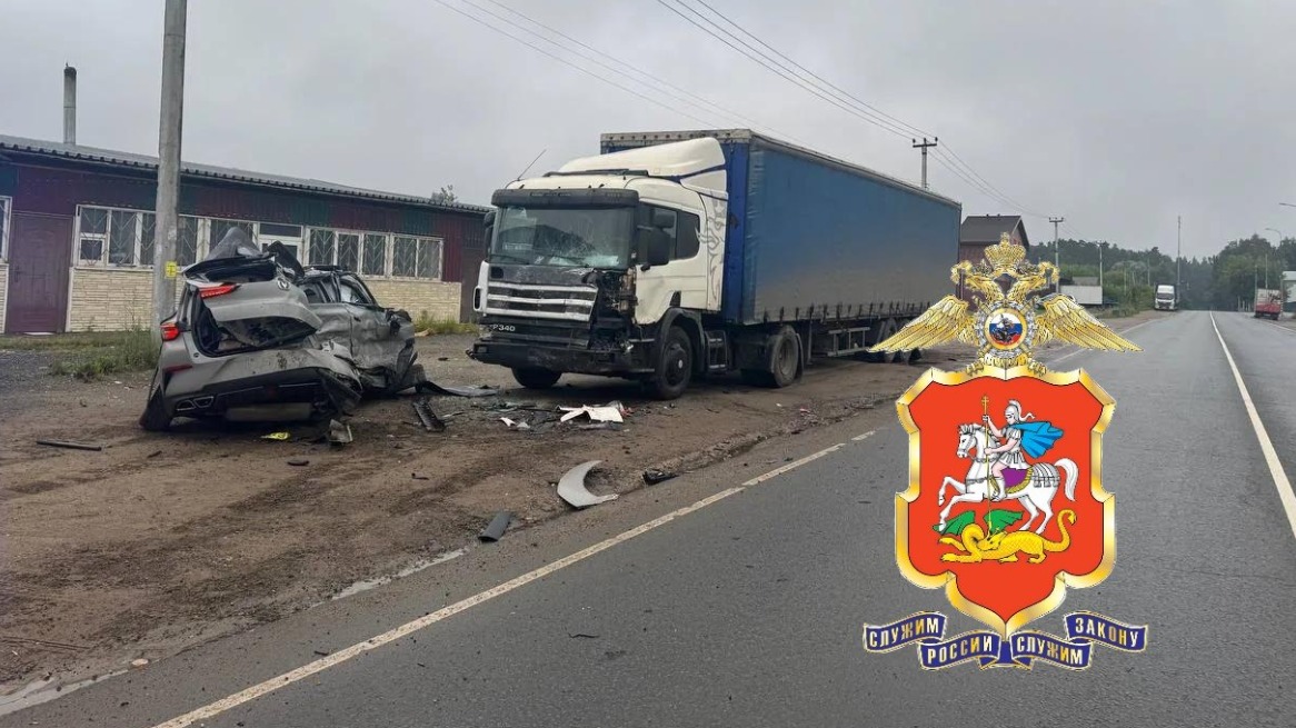 Подросток в Подмосковье сел за руль автомобиля, врезался в фуру и погиб