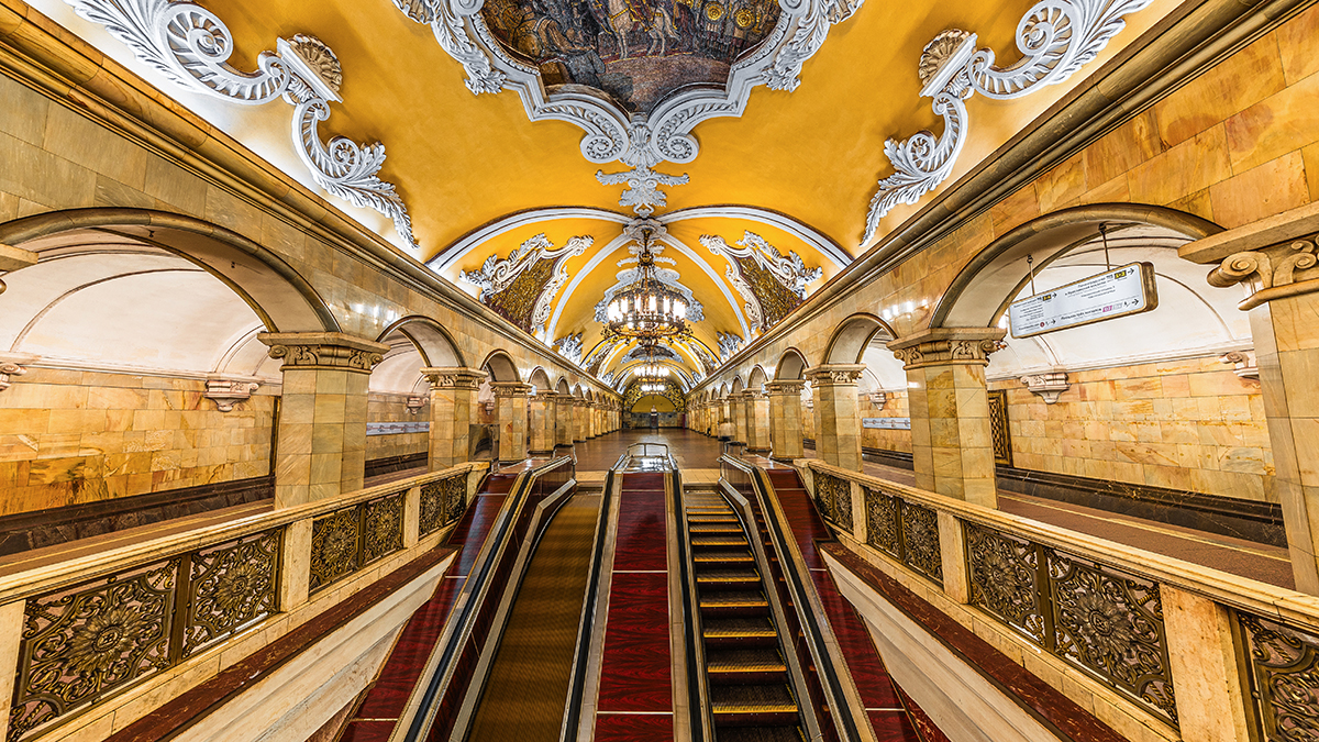 Фрагмент лепнины упал на пассажира на станции московского метро «Комсомольская»