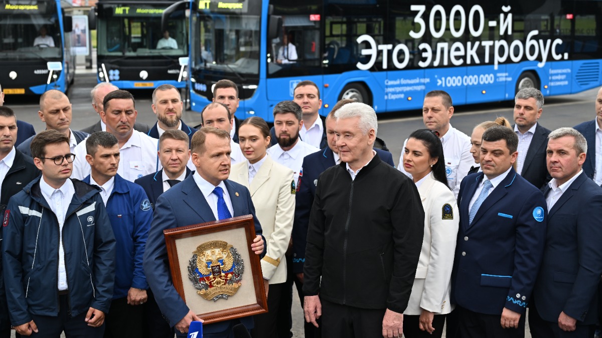 29 июля. Мэр Москвы Сергей Собянин передал награду гендиректору Мосгортранса Николаю Асаулу на цере монии выхода на линию трехтысячного электробуса