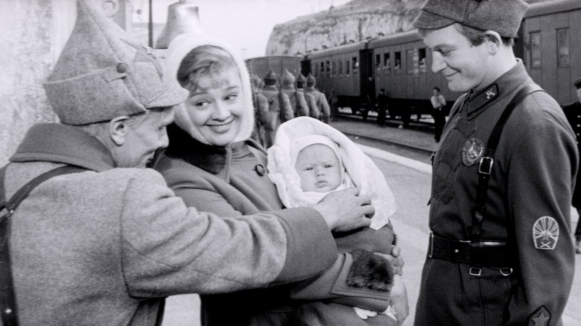 Кадр из «Офицеров» (1971): Трофимов в исполнении Георгия Юматова, Люба (Алина Покровская) с ребенком и Иван Варавва — герой Василия Ланового