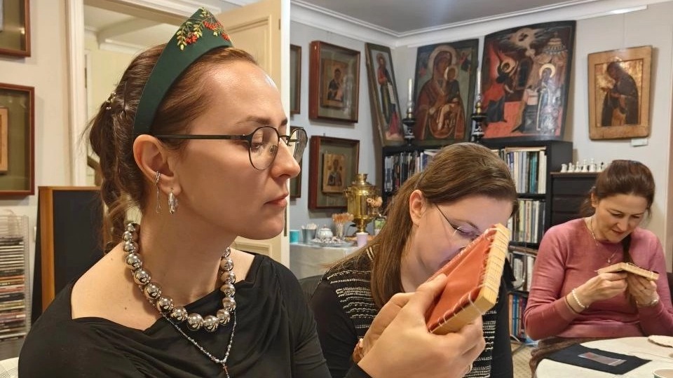 Вышивальщица Наталья Борода проводит мастер-класс другим рукодельницам