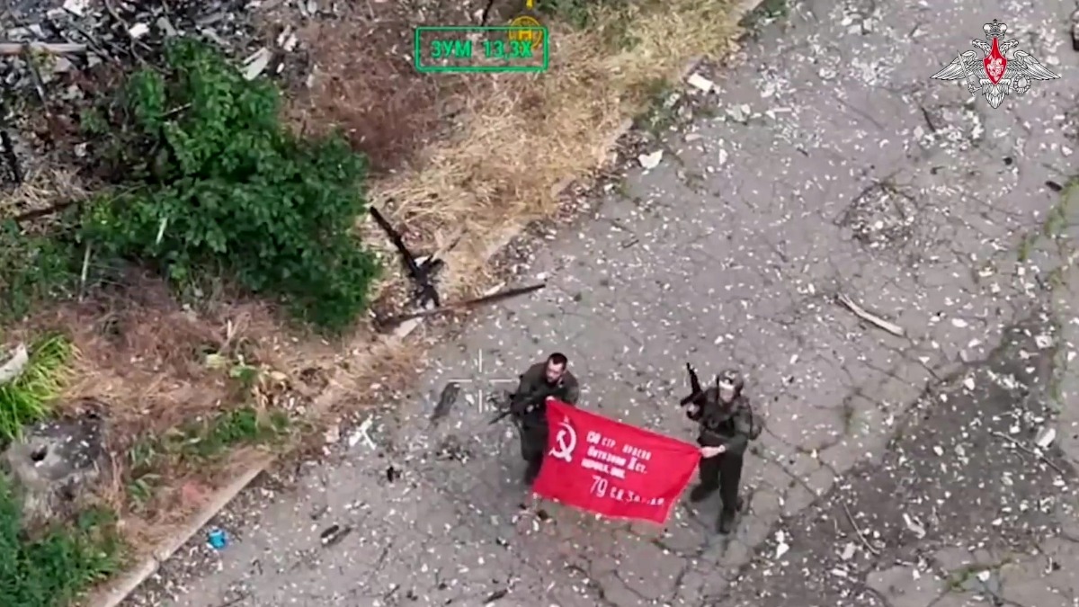 Кадр с FPV-дрона: штурмовики в одном из районов Константиновки развернули флаг 150-й Идрицкой дивизии — такой же в 1945-м бойцы подняли над Рейхстагом