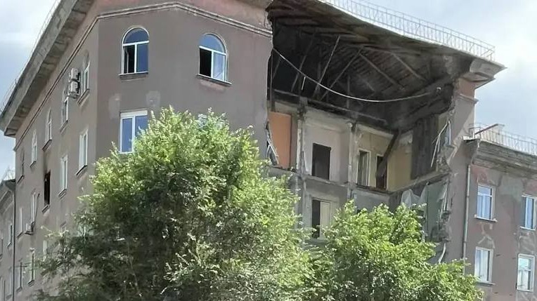 Подъезд аварийного дома, который успели частично расселить, обрушился в Саратове