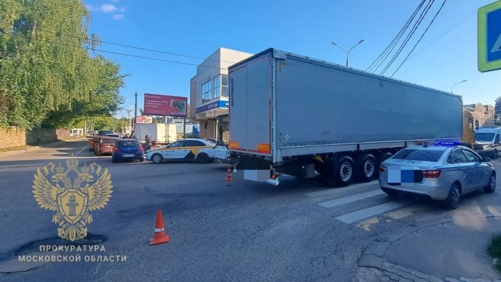 Две женщины погибли при наезде грузовика на пешеходном переходе в Подмосковье