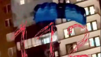«112»: Питерский десантник спрыгнул с парашютом с многоэтажки