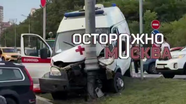 Фельдшеры пострадали в ДТП с машиной скорой помощи на севере Москвы