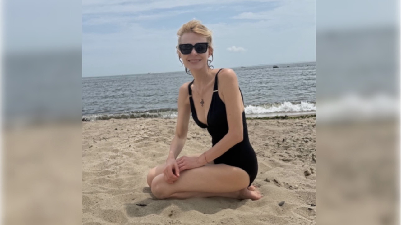 Актриса Рената Литвинова снялась на пляже в купальнике с глубоким декольте