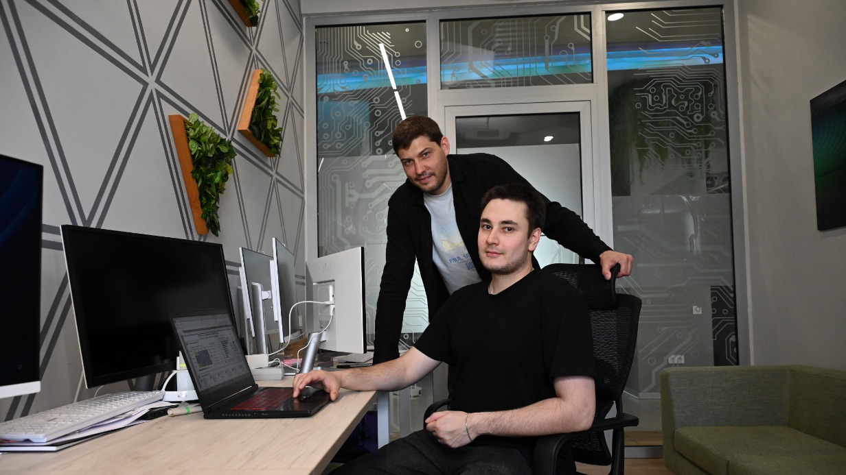 Декан факультета искусственного интеллекта Антон Поддубский вместе со студентом 2-го курса магистратуры РУДН Русланом Нажмутдиновым в компьютерной лаборатории факультета искусственного интеллекта в РУДН