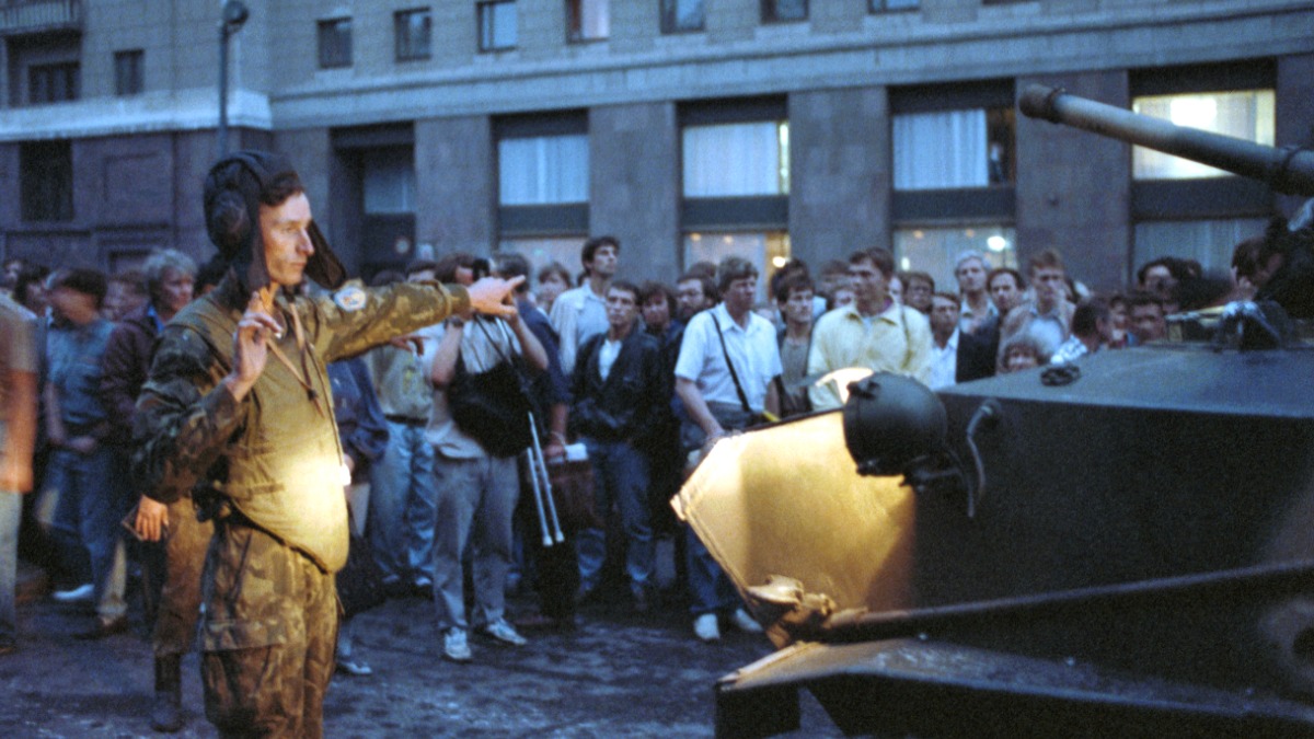 19 августа 1991 года. Военнослужащие на Манежной площади после объявления о введении в стране чрезвычайного положения при попытке государственного переворота. С целью не допустить подписания Союзного договора, который должен был заменить СССР новой федерацией суверенных государств