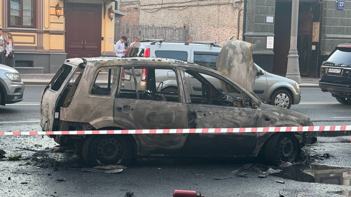 Автомобиль загорелся на Долгоруковской улице в центре Москвы