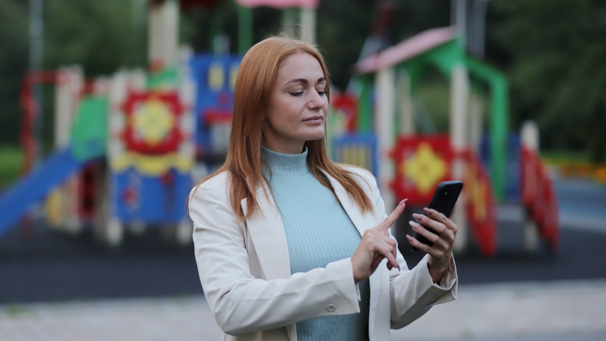 22 августа 2025 года. Жительница района Братеево Мария Ушакова переводит деньги через мобильное приложение на телефоне