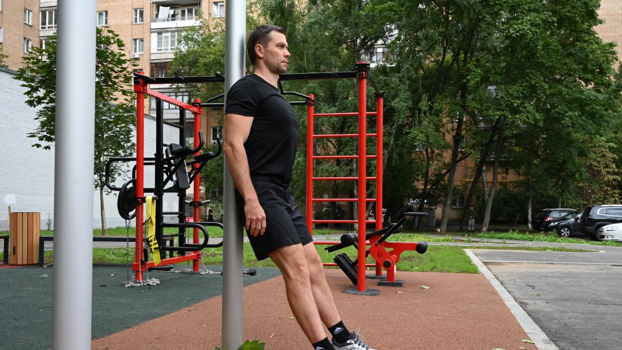 Приседания у стены «Стульчик»