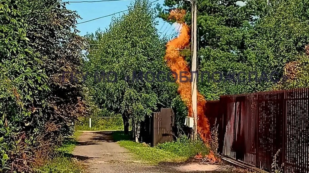 Житель Подмосковья скосил триммером газовую трубу и устроил пожар в деревне