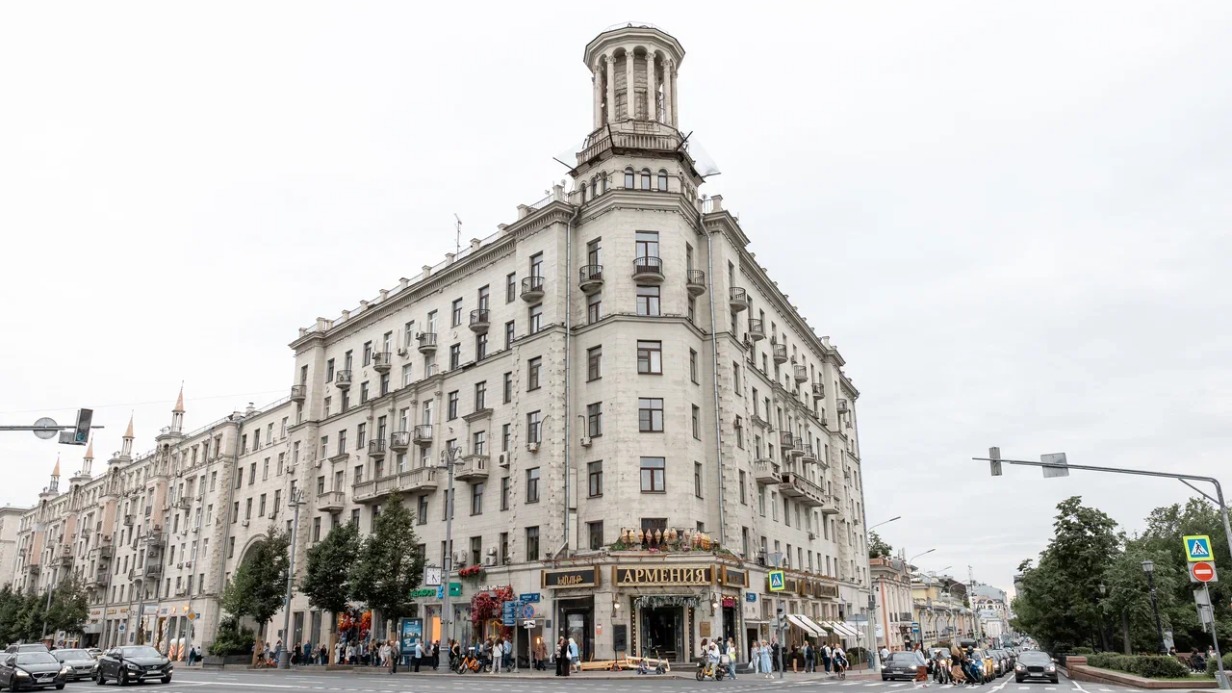 Москвичи поддержали возвращение скульптуры балерины на крышу дома на Тверской улице