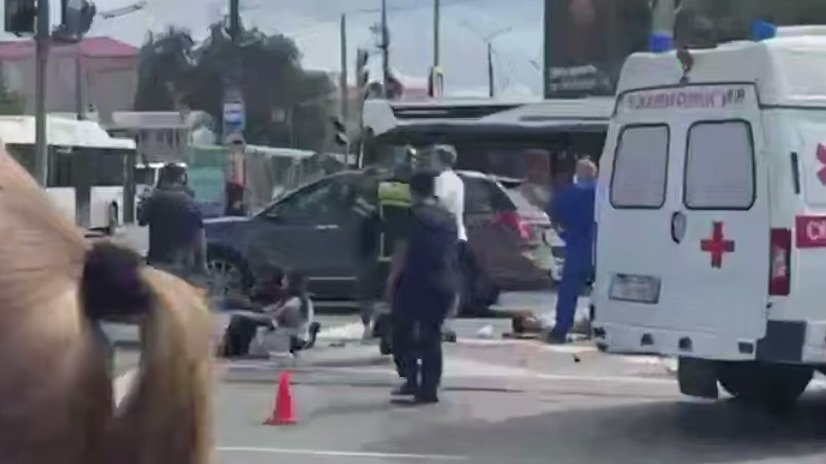 Автомобиль влетел в толпу пешеходов в Омске, пострадали восемь человек