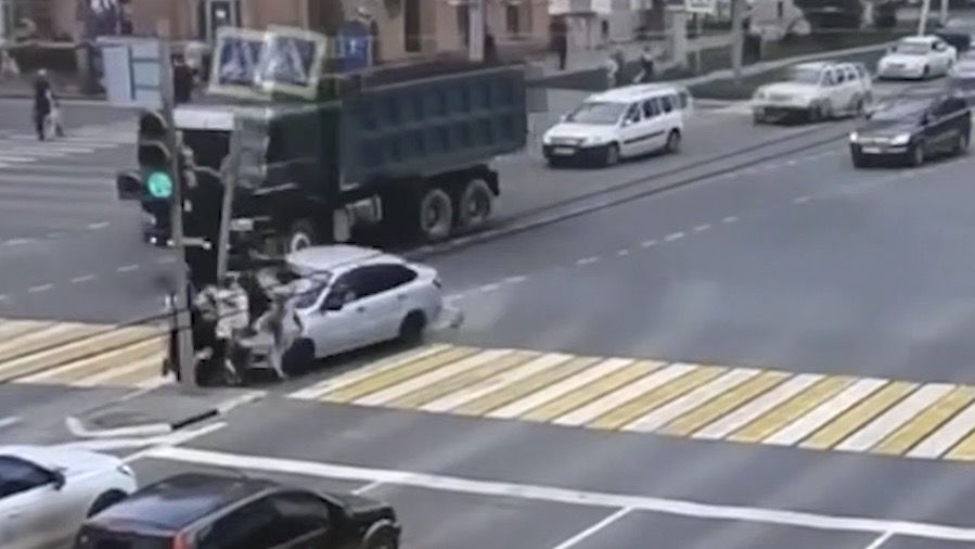 Появились кадры наезда автомобиля на толпу людей в Омске