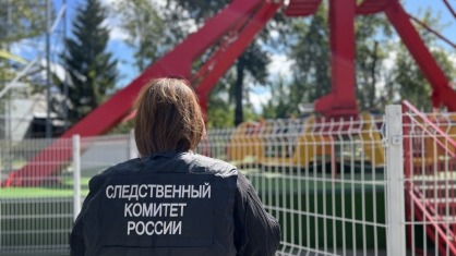Девушка в Тюмени выпала из кресла на аттракционе, ее госпитализировали