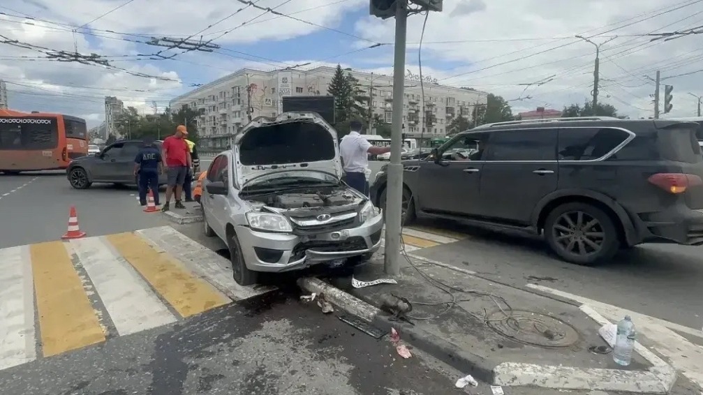 Машина сбила людей на пешеходном переходе в Омске: что делать, если водителю стало плохо за рулем, причины ЧП