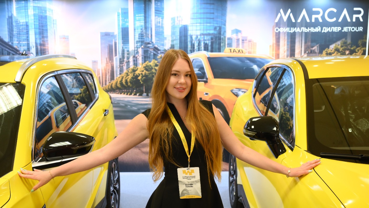 6 августа. Представитель одного из брендов автомобилей Любовь Вокуева презентует модели машин для такси на XIV Международном Евразийском форуме «Такси»