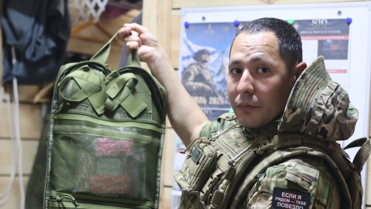 5 августа. Боец с позывным «Амир» собирает рюкзак в медицинском пункте 810-й гвардейской орденов Жукова и Ушакова бригады морской пехоты группировки войск «Север»